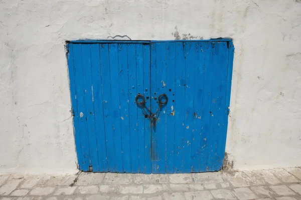 典型的な青いローカル ドア — ストック写真