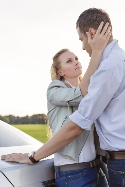 Young couple by car — Stock Photo, Image