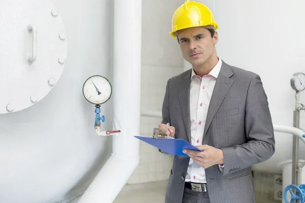 Inspector escrevendo na área de transferência — Fotografia de Stock