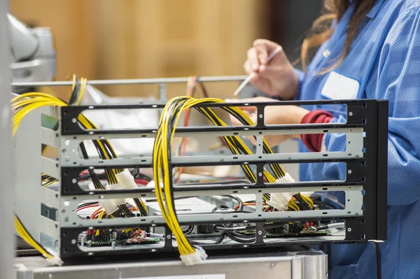 Ingeniera femenina reparando computadora — Foto de Stock