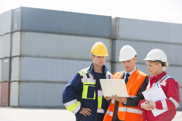 Workers discussing over laptop — Stock Photo, Image