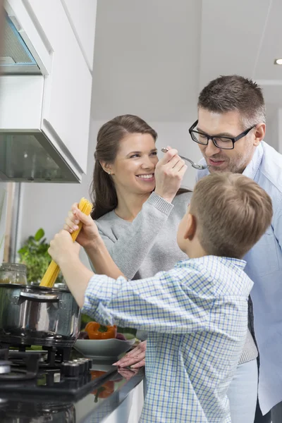 Familjen förbereder spaghetti — Stockfoto