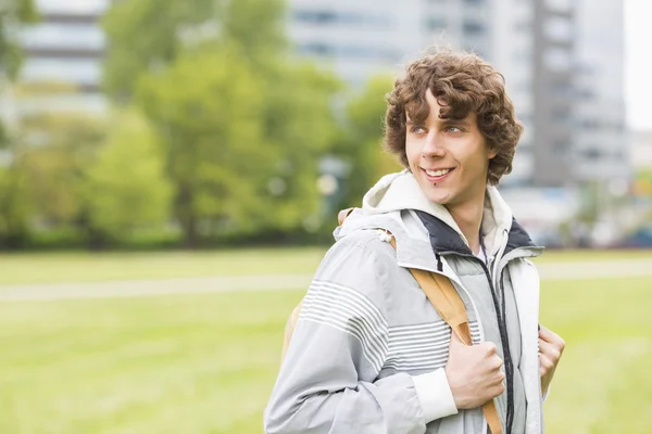 Estudante universitário sorrindo — Fotografia de Stock