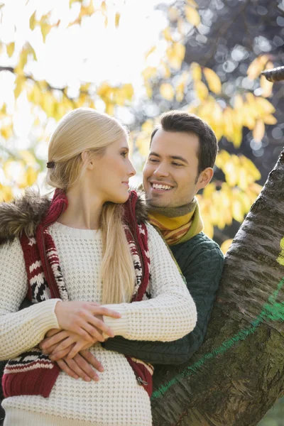 Man hugging woman — Stock Photo, Image