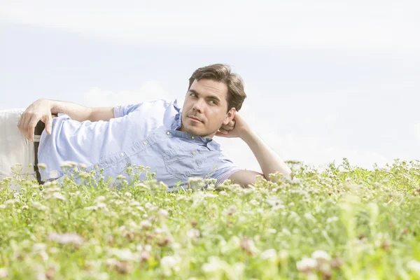 Man ligt op gras — Stockfoto