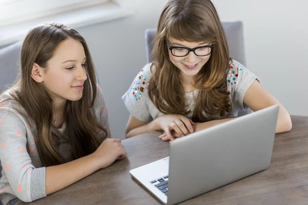 Sisters menggunakan tablet digital — Stok Foto