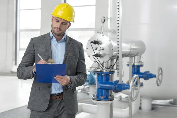 Manager writing on clipboard — Stock Photo, Image