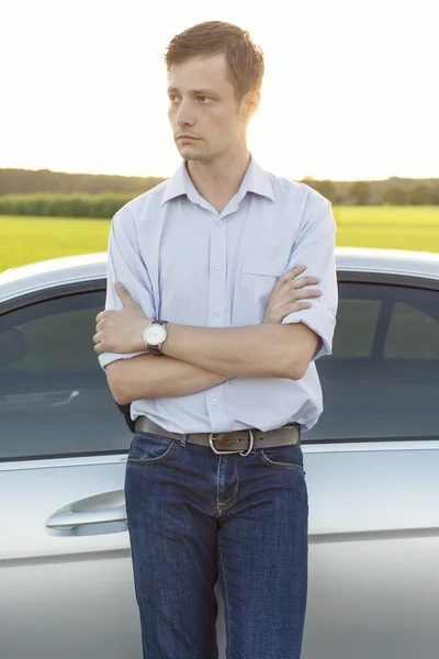 Homme debout en voiture — Photo