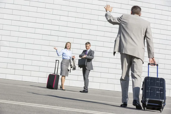 Homem de negócios transportando bagagem — Fotografia de Stock