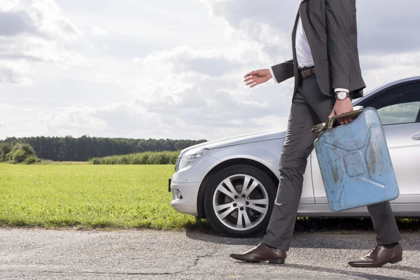 Affärsman lämnar bilen — Stockfoto