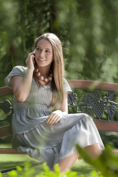 Frau benutzte Handy — Stockfoto