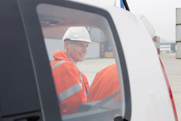 Engineers having conversation — Stock Photo, Image