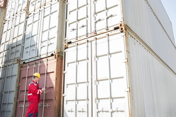 Worker inspecting cargo containers — Stock Photo, Image