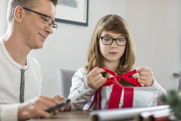 Padre e figlia che avvolgono il regalo di Natale — Foto Stock