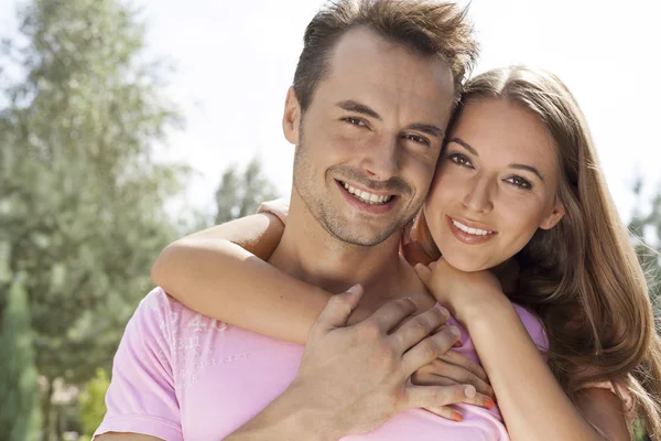 Femme embrassant l'homme dans le parc — Photo