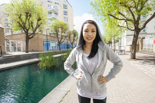 Donna in piedi vicino al canale — Foto Stock