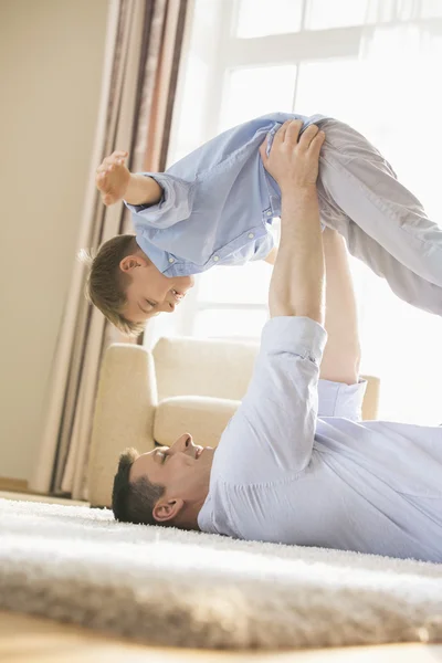 Padre recogiendo hijo — Foto de Stock