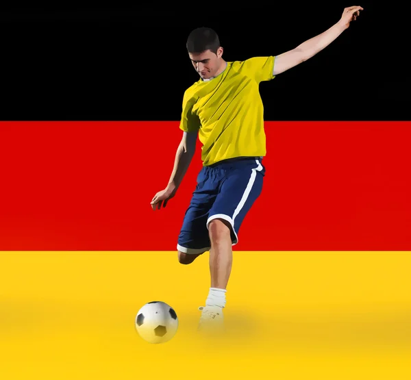 Ung man spelar fotboll — Stockfoto