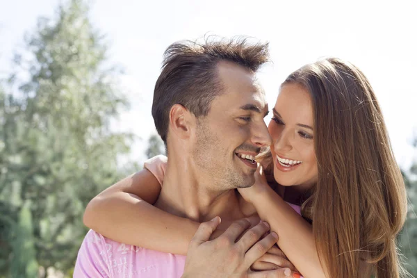 Casal olhando um para o outro — Fotografia de Stock