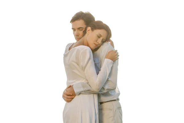Para z zamkniętymi oczami przytulanie — Zdjęcie stockowe