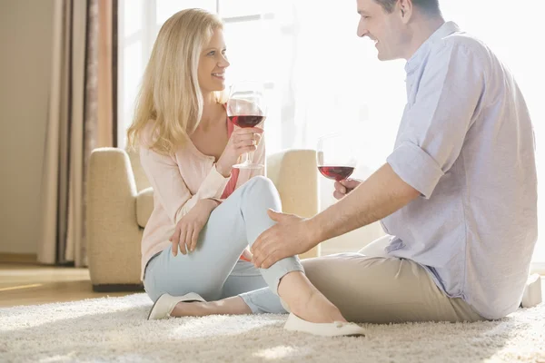 Couple looking at each other — Stock Photo, Image