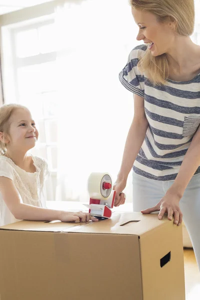 Moeder en dochter kijken elkaar aan — Stockfoto