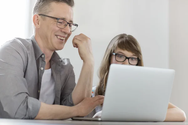 Uomo utilizzando il computer portatile — Foto Stock