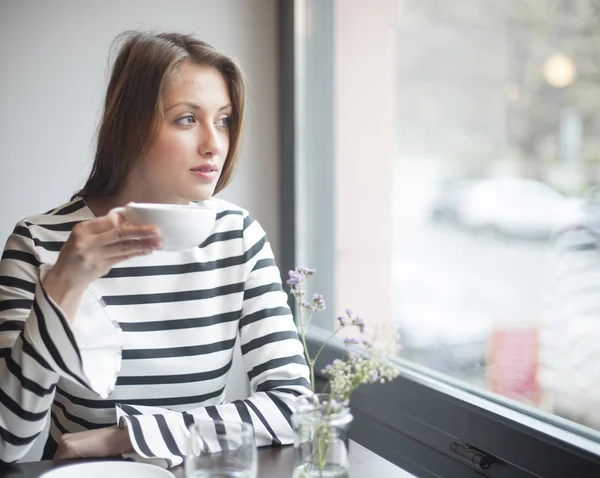 Mujer mirando hacia fuera — Foto de Stock