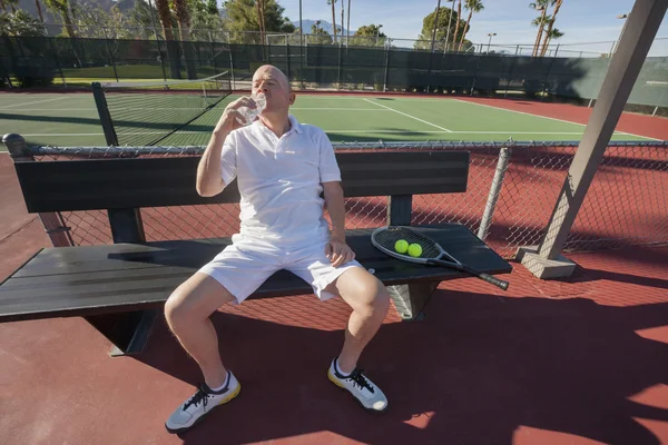 Joueur de tennis eau potable — Photo