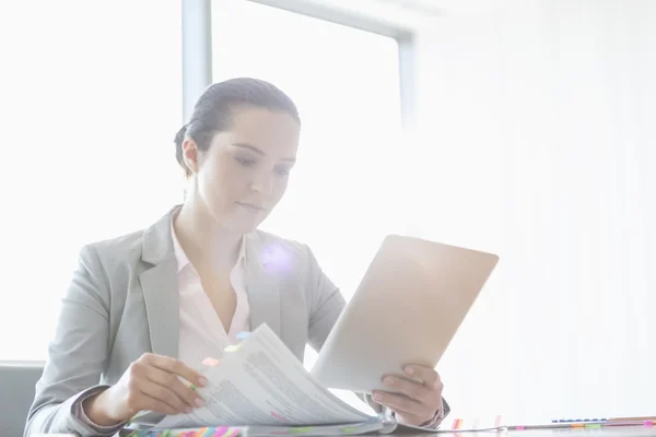 Geschäftsfrau nutzt digitales Tablet — Stockfoto