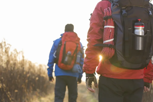Backpackers walking in field — Stock Photo, Image
