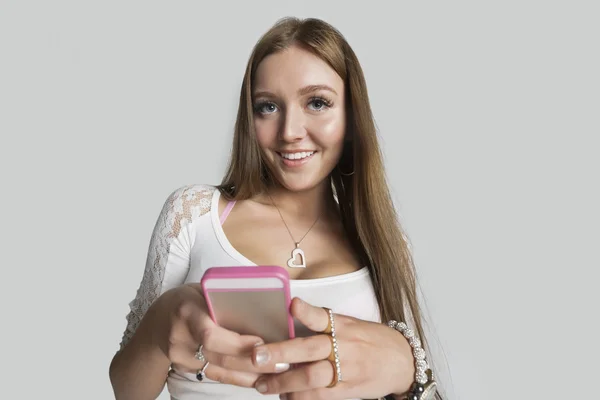 Smiling woman with cell phone — Stock Photo, Image