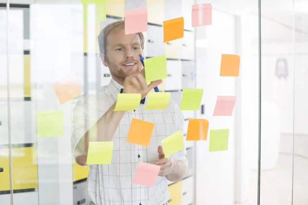 Usinessman reading sticky paper — Stock Photo, Image