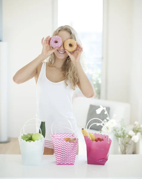 Vrouw bedrijf donuts — Stockfoto