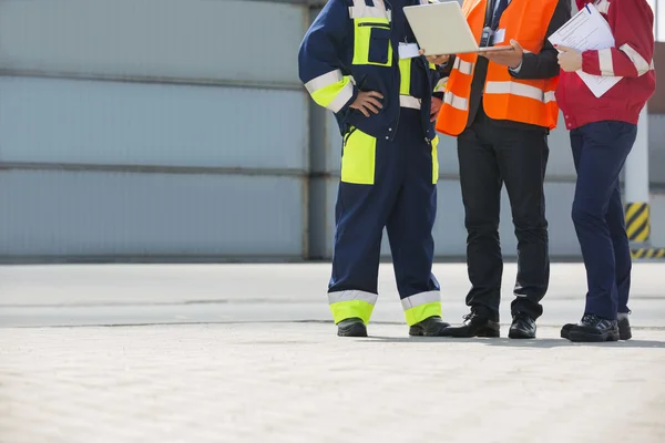 Workers discussing something — Stock Photo, Image