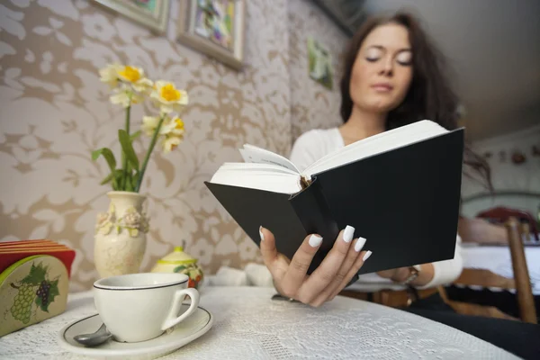 Vrouwelijk leesboek — Stockfoto