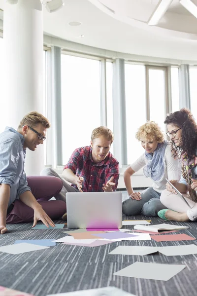 Empresarios usando laptop — Foto de Stock