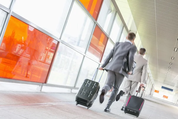 Hommes d'affaires avec bagages se précipitant — Photo