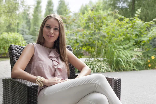 Femme assise sur une chaise — Photo