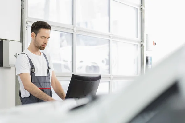 Mechanic using computer — Stock Photo, Image