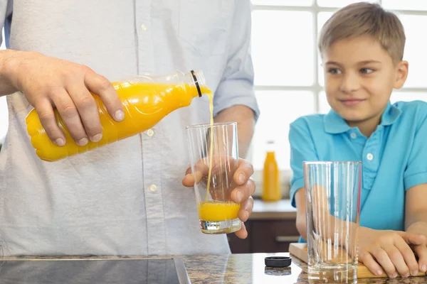 Ater que serve suco de laranja — Fotografia de Stock