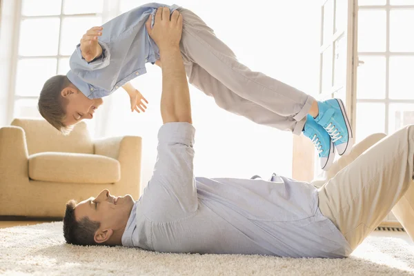 Pai levantando filho — Fotografia de Stock