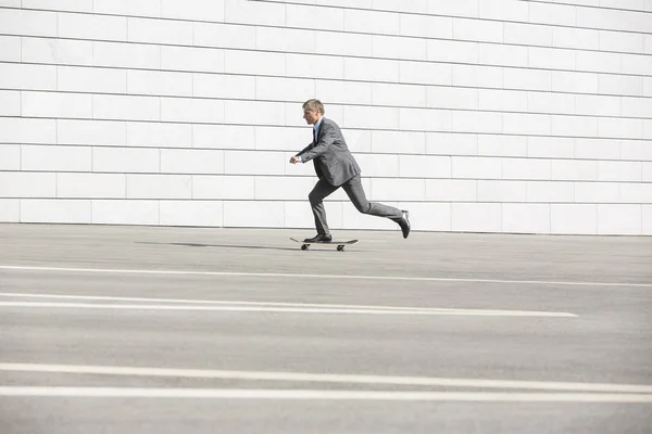 Zakenman skateboarden — Stockfoto