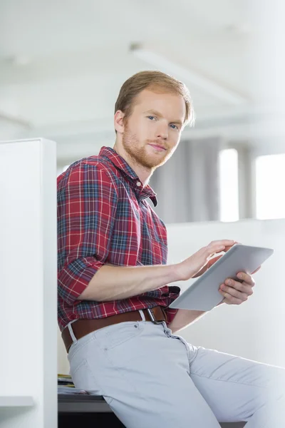 Zakenman die tablet pc gebruikt — Stockfoto