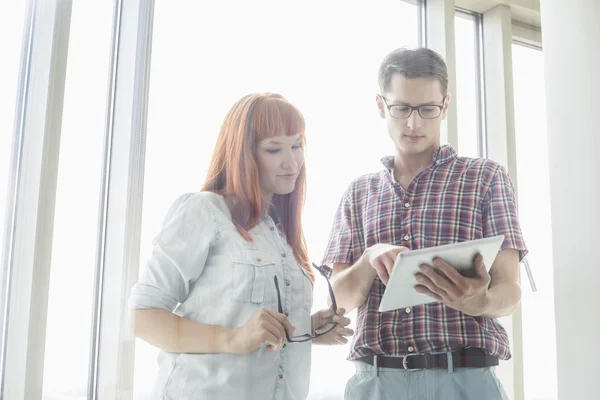 Geschäftsleute nutzen digitales Tablet — Stockfoto