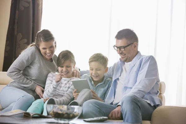 Família usando Tablet PC — Fotografia de Stock