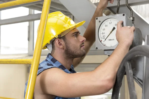 Medidor de presión de comprobación del trabajador — Foto de Stock