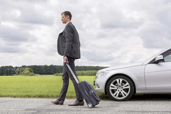 Businessman  walking by broken  car — Stock Photo, Image