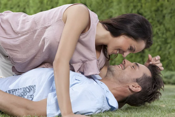 Paar liegt zusammen im Park — Stockfoto