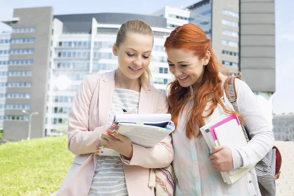 Studentów studiujących na zewnątrz — Zdjęcie stockowe